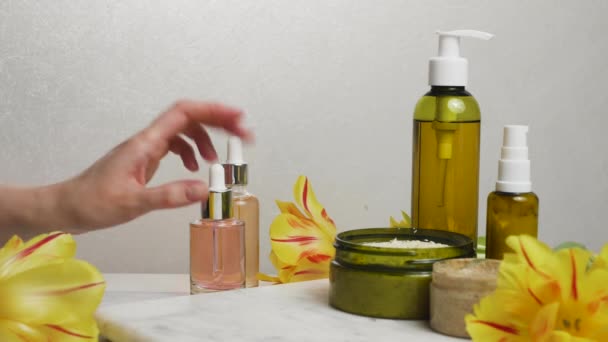 Vrouwelijke handen verzorging, spa concept. Natuurlijke body scrub en bloemen - Video