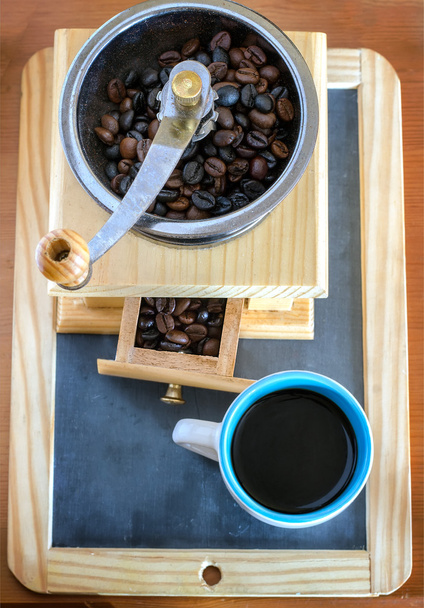 φλυτζάνι του καφέ, που φτιάχνεται με φασόλια και έναν μύλο καφέ - Φωτογραφία, εικόνα