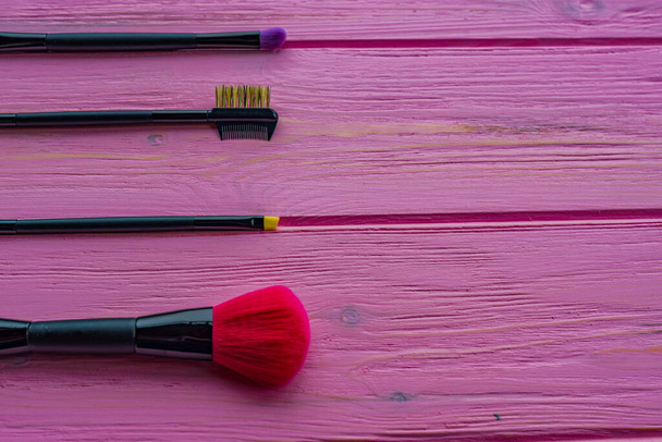 クローズアップピンクのプロ化粧品ブラシ。ピンクの背景にメイクブラシ。作るための道具 - 写真・画像