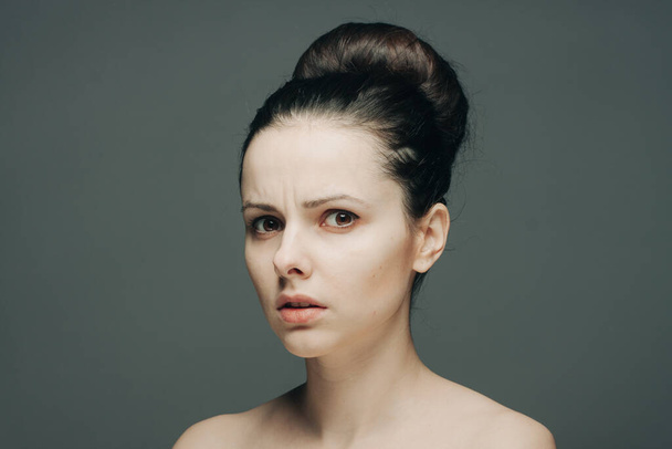 красивая женщина с голыми плечами эмоции обрезанный вид собранные волосы - Фото, изображение