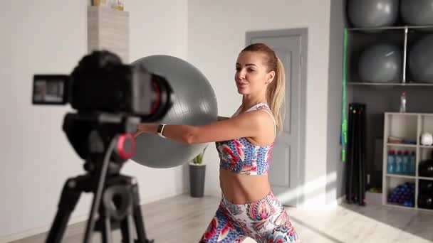 Fitness γυναίκα εκπαιδευτής καταγραφή βίντεο στην κάμερα, ενώ η κατάρτιση στο γυμναστήριο εσωτερικό. Αντίληψη Lifestyle επιρροών αθλητισμού και αναψυχής - Πλάνα, βίντεο