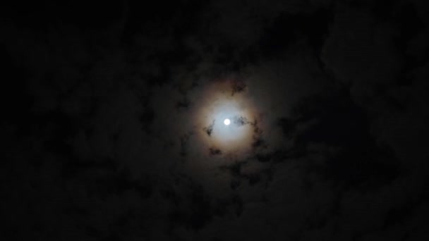 Clouds passing by moon at night. Full moon at night with cloud real time, time lapse. - Footage, Video