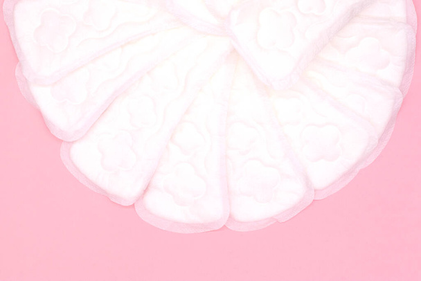 серветка або гігієнічна прокладка для інтимної гігієни на рожевому фоні
 - Фото, зображення