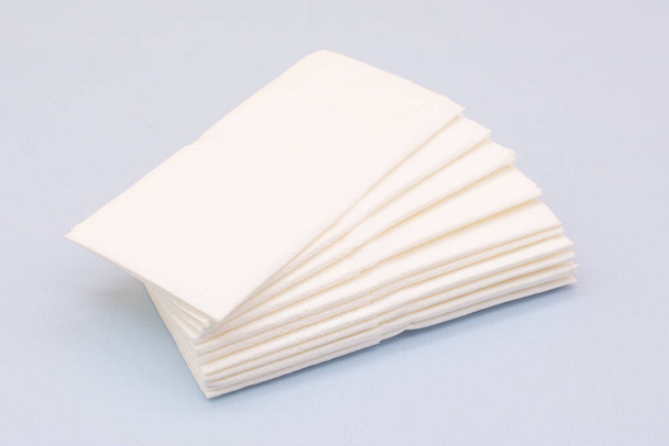 Pila de servilletas de papel limpias Eco sobre fondo azul. - Foto, Imagen