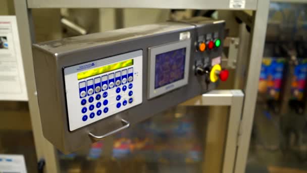 Yiyecek paketleme makineleri bir sürü renkli düğmeli kontrol paneli - Video, Çekim