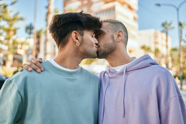Mladý gayové pár objímání a líbání ve městě. - Fotografie, Obrázek