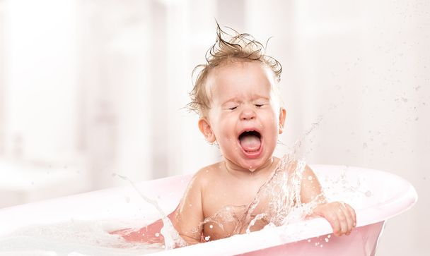 onnellinen hauska vauva nauraa ja kylpee kylvyssä
 - Valokuva, kuva