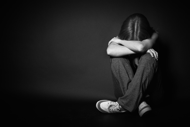 うつ病、絶望黒暗い上で泣いている女性 - 写真・画像