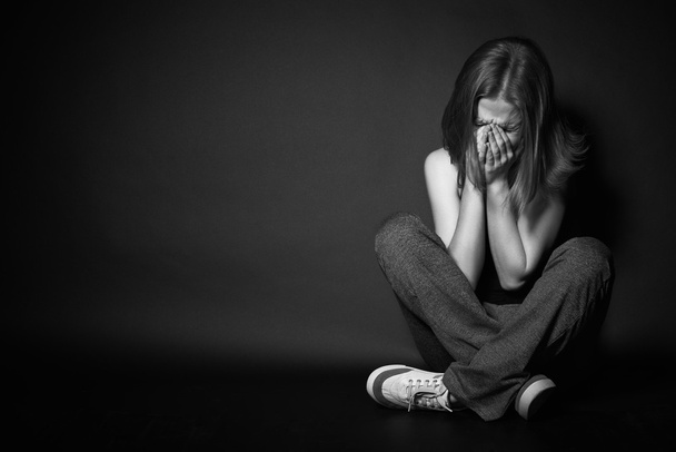 γυναίκα στην κατάθλιψη και απελπισία κλάμα σε σκούρο μαύρο - Φωτογραφία, εικόνα