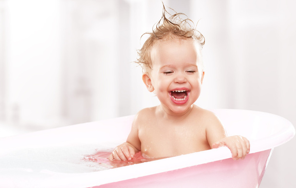 幸せな面白い赤ちゃん笑うとお風呂でびっしょり - 写真・画像