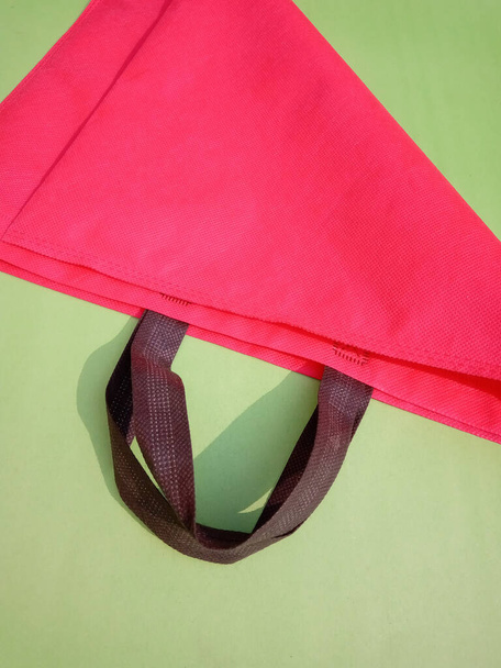 Eco Friendly Shopping bag on Color bound with Copy space for text. Защита окружающей среды, нулевые отходы, многоразовый Tote мешок. - Фото, изображение