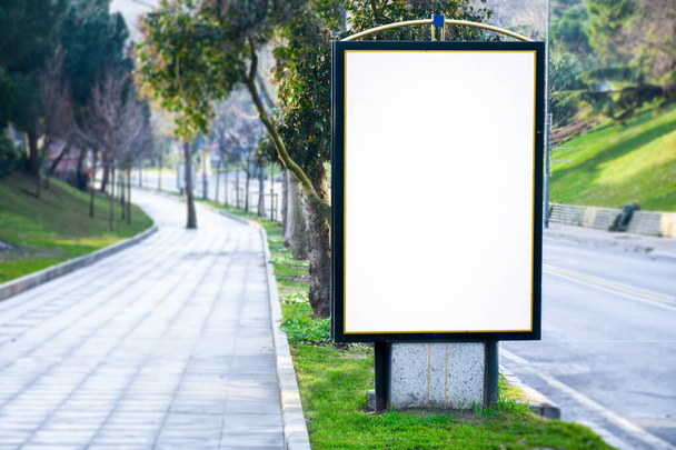 Blank billboard mock up, placa de informação pública com espaço de cópia na rua, banner vazio para sua publicidade, cartaz claro na cidade. - Foto, Imagem