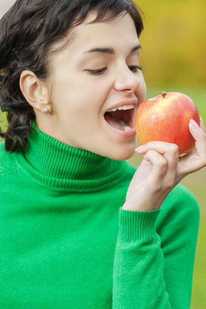 Ragazza morde una mela
 - Foto, immagini