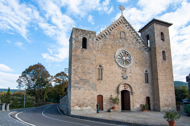 Bolsena templom San Salvatore a 15. századból, amely uralja a történelmi központjában - Fotó, kép