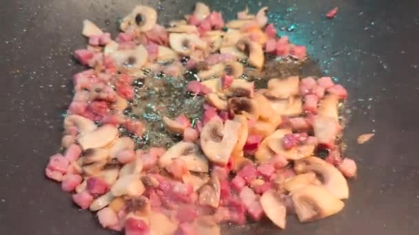Setas fritas y tocino en una sartén wok - Metraje, vídeo