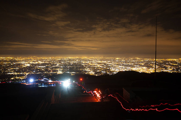 Fények nyomai. Elektromos fénnyel megvilágított síkság légi kilátása. Olasz táj - Fotó, kép