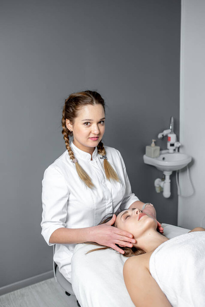mujer joven recibiendo un masaje en un salón de spa - Foto, Imagen