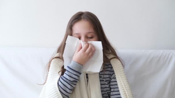 4k. Mignon écolière élémentaire avec serviette en papier soufflant du nez - Séquence, vidéo