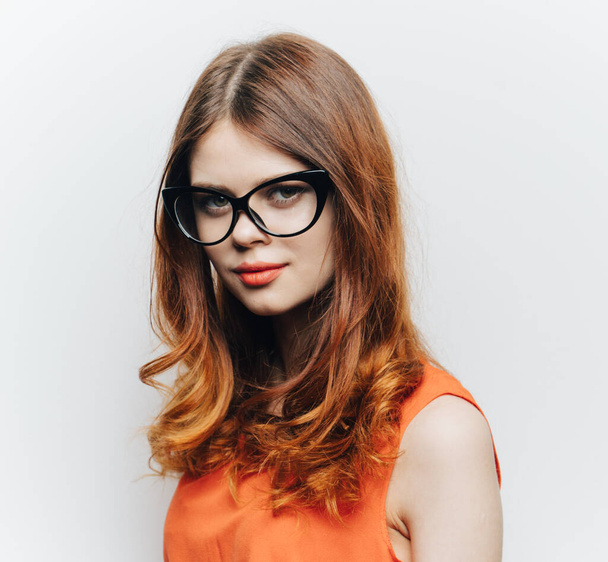 рудоволоса жінка в помаранчевому вечірньому макіяжі зачіски окуляри
 - Фото, зображення