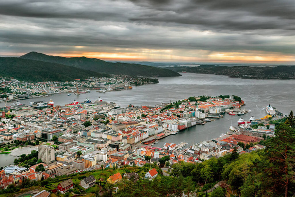 Uitzicht op Bergen en haven vanaf de top van de berg Floyen. Noorwegen.  - Foto, afbeelding
