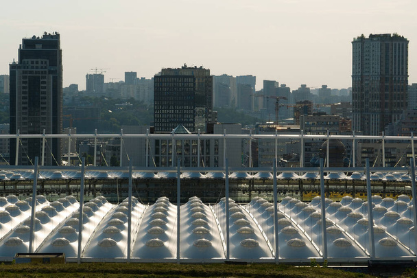 Panoramablick auf Kiew, Ukraine und das Dach des Olympischen Nationalen Sportkomplexes, auch bekannt als Olympiastadion - Foto, Bild