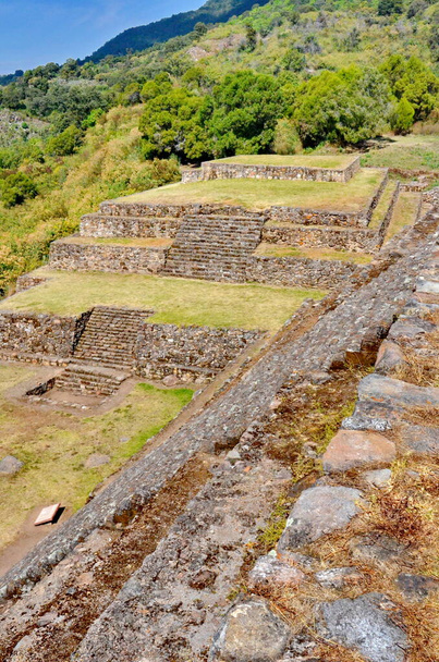 Ruinas piramidales pre-aztecas de San Felipe los Alzati, Zitacuaro, México - Foto, imagen