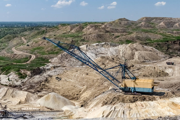 Escavadora de dragagem de balde único funciona em uma pedreira de argila. Região de Zaporozhye, Ucrânia. Maio de 2017 - Foto, Imagem