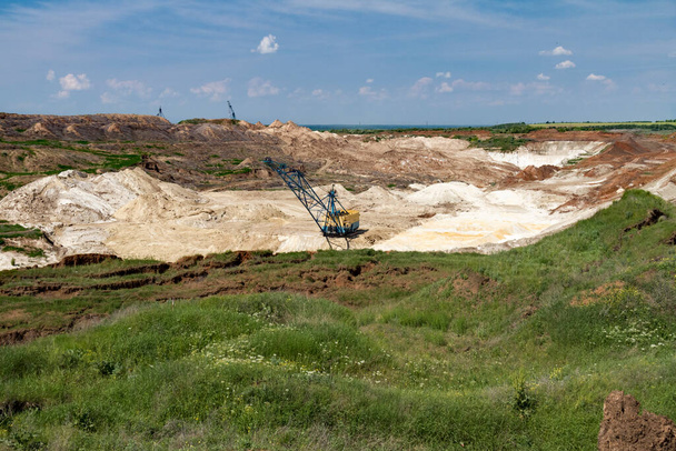 Koparka jednokubełkowa pracuje w kamieniołomie glinianym. Obwód zaporoski, Ukraina. maj 2017 - Zdjęcie, obraz