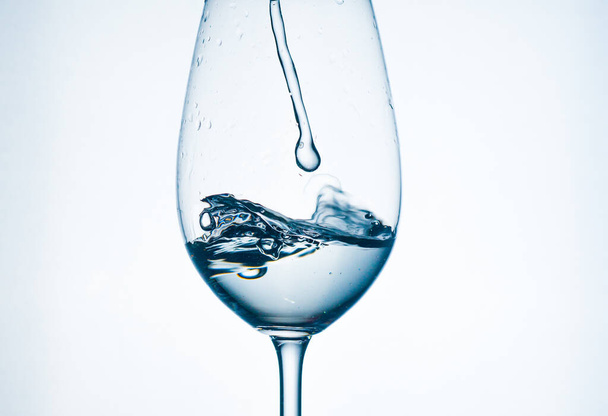 Kirkas vesi lasissa, herkullinen kevät läpinäkyvä roiskeella lasissa - Valokuva, kuva