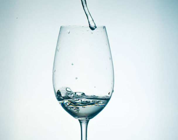 Przezroczysta woda w szklance, przezroczysta sprężyna z odrobiną wody w szklance - Zdjęcie, obraz