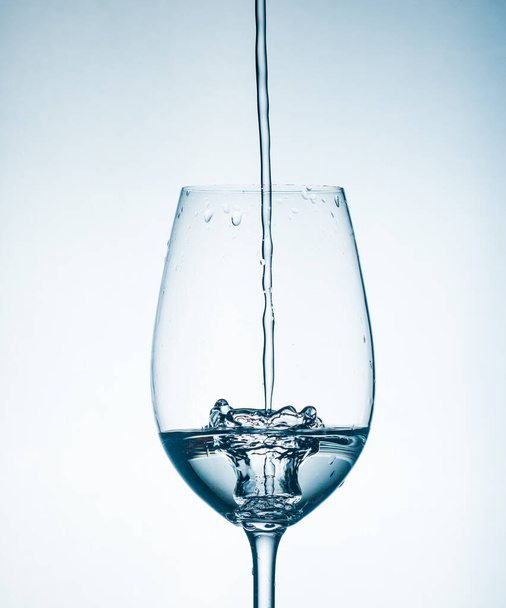 Przezroczysta woda w szklance, przezroczysta sprężyna z odrobiną wody w szklance - Zdjęcie, obraz