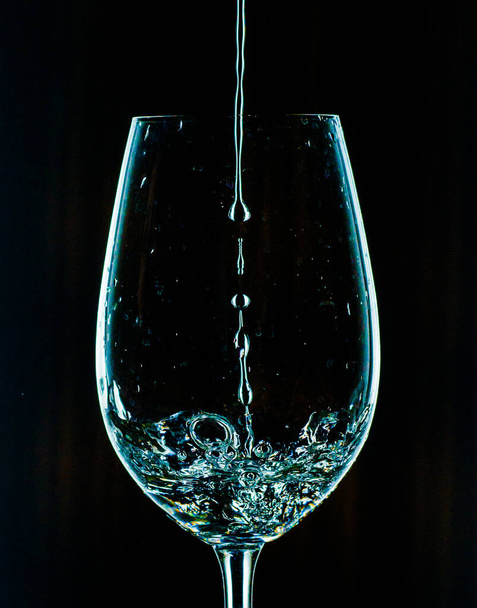 Tiszta víz egy pohárban, finom tavasz átlátszó egy csepp a pohárban - Fotó, kép