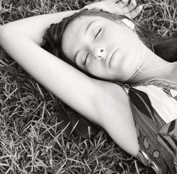 Nainen makaa kuvioitu vihreä ruoho
 - Valokuva, kuva