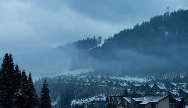 tipikus hegyi falu elveszett közepén a takaró fehér hó egy hideg téli napon - Fotó, kép