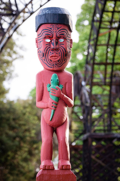 Traditionele Maori beeldhouwkunst van een man in Rotorua park, North Island, Nieuw-Zeeland - Foto, afbeelding