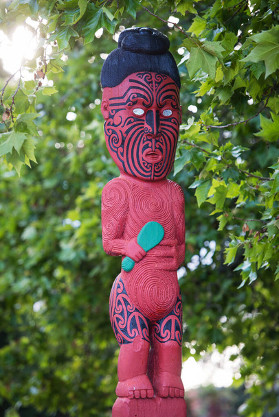 Scultura tradizionale Maori di un uomo nel parco Rotorua, Isola del Nord, Nuova Zelanda - Foto, immagini