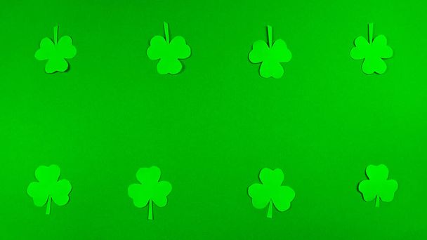 Pyhän Patrickin päivän tervehdyskortti, jota vietetään 17. maaliskuuta. Irlannin kulttuuriloma. Symbolit juhla shamrocks. Vihreä tausta. Kopioi tila. - Valokuva, kuva