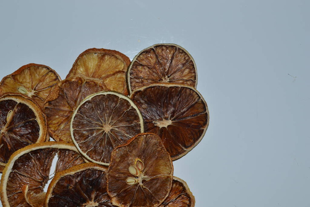  στεγνές φέτες λεμονιού σε λευκό φόντο - Φωτογραφία, εικόνα