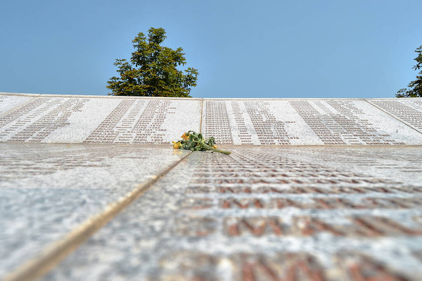 Srebrenica památník napsaný jménem na mramorové kameny. Bosna a Hercegovina jsou oběťmi masakru muslimů na památníku a hřbitově v Potocari. 12.08.2018. Srebrenica. Bosna a Hercegovina - Fotografie, Obrázek