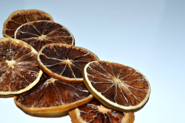  στεγνές φέτες λεμονιού σε λευκό φόντο - Φωτογραφία, εικόνα