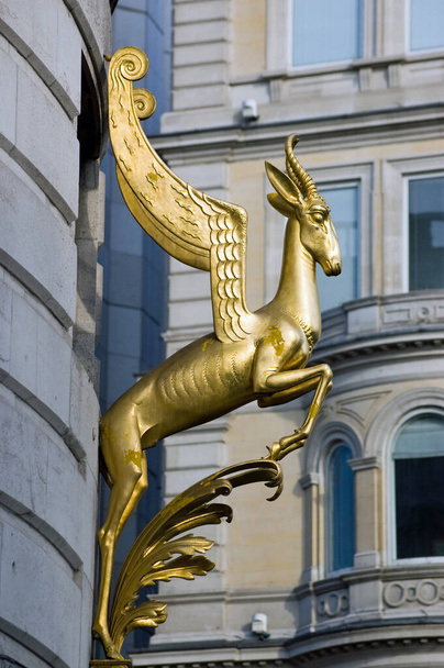 Statue en or de style Art déco d'un cerf de Virginie à l'extérieur de la Maison de l'Afrique du Sud sur Trafalgar Square, au centre de Londres. - Photo, image