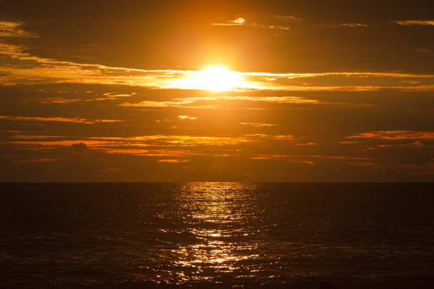 oceaan zonsondergang. mirissa, sri lanka - Foto, afbeelding