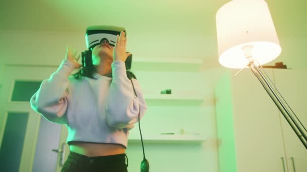 Joven mujer asiática experimentando realidad virtual - Metraje, vídeo