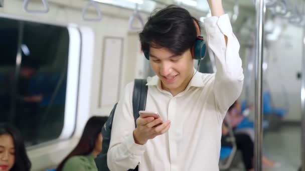 Бизнесмен, использующий мобильный телефон в общественном поезде - Кадры, видео