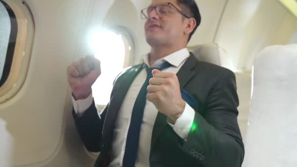 Geschäftsmann lässt sich Orangensaft von Stewardess im Flugzeug servieren - Filmmaterial, Video