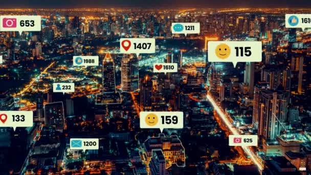 Εικονίδια μέσα κοινωνικής δικτύωσης πετούν πάνω από την πόλη στο κέντρο της πόλης - Πλάνα, βίντεο