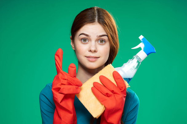 χαριτωμένο καθαρισμού κυρία καουτσούκ γάντια απορρυπαντικά πράσινο φόντο - Φωτογραφία, εικόνα