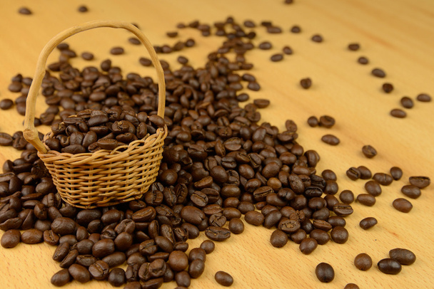 Cesta com grãos de café
 - Foto, Imagem