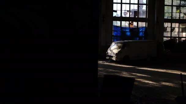 Старый фургон на заброшенной фабрике с витражами. Блеск солнца из витражей старой фабрики - 4К - Кадры, видео
