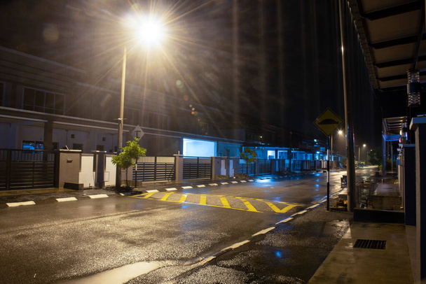 житлова вулична сцена в дощову ніч
 - Фото, зображення